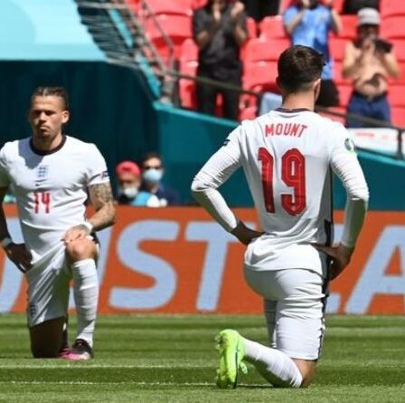 Les fans anglais huent et applaudissent alors que l'équipe se met à genoux avant le choc de l'Euro 2020 avec la Croatie