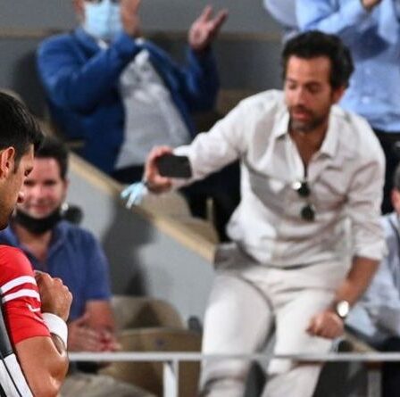Les fans de Novak Djokovic huent alors qu'ils sont expulsés du match de Roland-Garros avec Matteo Berrettini