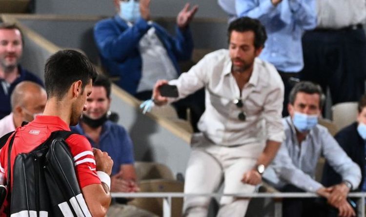 Les fans de Novak Djokovic huent alors qu'ils sont expulsés du match de Roland-Garros avec Matteo Berrettini