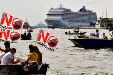 Les militants en colère contre le retour des paquebots de croisière géants à Venise