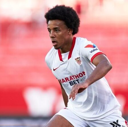 Les plans de transfert de Jules Kounde de Man Utd subissent un coup dur alors que Barcelone reste intéressé