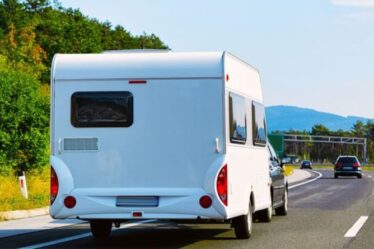 Les propriétaires de caravanes et de camping-cars doivent suivre des règles d'autoroute spécifiques pour éviter les amendes