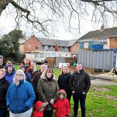 Les résidents célèbrent la suppression du conteneur d'expédition du voisin utilisé comme extension de maison