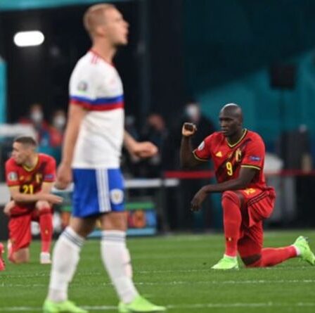 Les supporters russes huent les joueurs belges pour avoir pris le genou avant le choc de l'Euro 2020