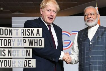 Les travaillistes attaqués par leurs propres partisans pour un tract d'élection partielle bizarre -Boris photographié avec Modi