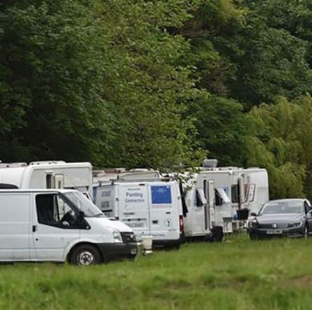 Les voyageurs sont finalement expulsés du site uniquement pour installer un nouveau camp à 10 minutes