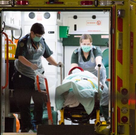 L'hôpital du NHS déclenche une «alerte noire» alors que le service A&E est submergé de patients et manque de lits