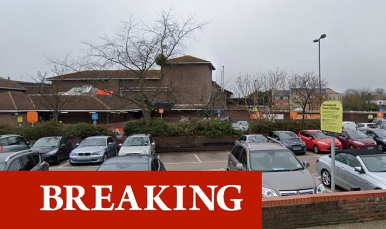 L'horreur de Londres en poignardant le parking bondé de Sainsbury – la police se précipite pour attaquer à la lumière du jour