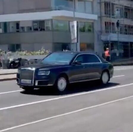 L'incroyable convoi de 22 voitures de limousines russes de Vladimir Poutine arrive pour affronter Biden