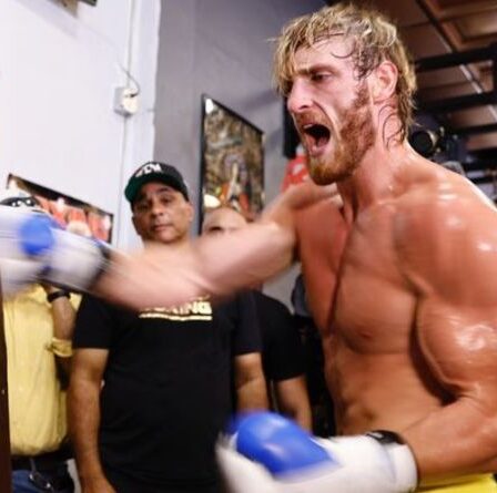 Logan Paul dit que Floyd Mayweather est "au-dessus de sa tête" alors qu'il jure d'être une légende "humble"