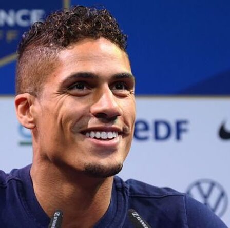 Man Utd "fait une offre de 50 millions de livres sterling sur Raphael Varane" mais le Real Madrid a riposté avec une contre-offre