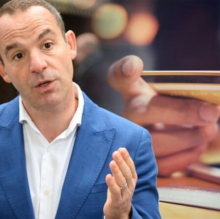 Martin Lewis émet un «appel de clairon» par carte de crédit alors que le Britannique économise 2 280 £ par an en intérêts