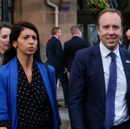 Matt Hancock " quitte sa femme et la mère de ses enfants " pour la " glamour " Gina - " C'est sérieux "