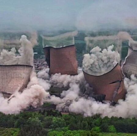 Moment époustouflant, quatre énormes tours de refroidissement sont démolies en seulement cinq secondes - VIDEO