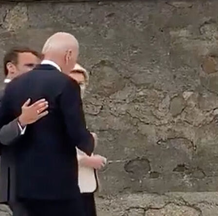 Moment où Macron se jette sur Biden pour un murmure de violation de Covid quelques secondes après la photo du G7