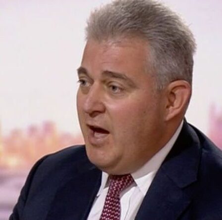 "N'a pas bien vieilli" Lewis a laissé le visage rouge sur le tweet du Brexit au milieu de la ligne frontalière de l'UE en cours