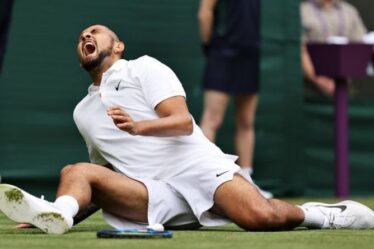 Nick Kyrgios crie 'ah putain' après s'être blessé à la cheville sur une surface glissante de Wimbledon