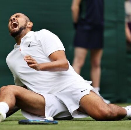 Nick Kyrgios crie 'ah putain' après s'être blessé à la cheville sur une surface glissante de Wimbledon