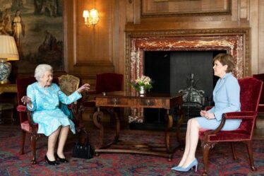 Nicola Sturgeon "rigide et tendu" lors d'une rencontre avec Queen, montre le langage corporel