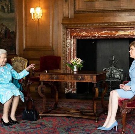 Nicola Sturgeon "rigide et tendu" lors d'une rencontre avec Queen, montre le langage corporel