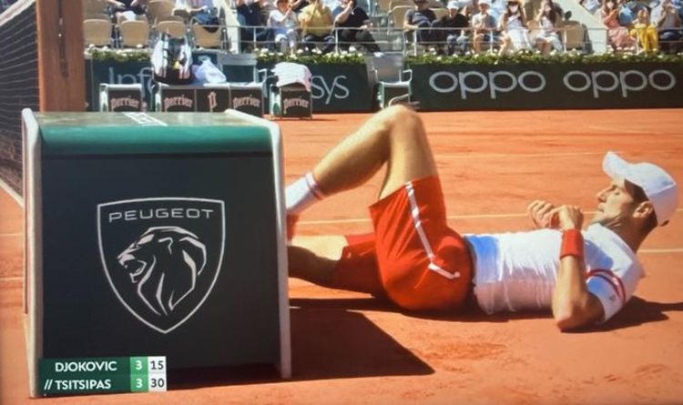 Novak Djokovic fait une chute brutale et s'écrase dans une boîte publicitaire lors de la finale de Roland-Garros