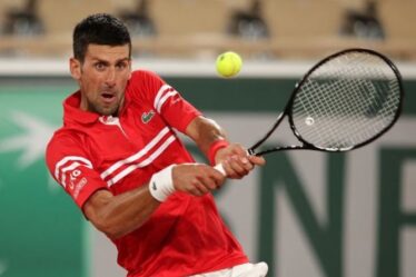 Novak Djokovic tient sa promesse de 2020 avec une victoire dominante au premier tour de Roland-Garros