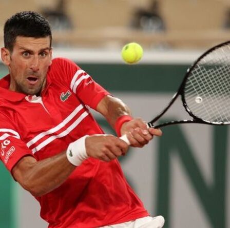 Novak Djokovic tient sa promesse de 2020 avec une victoire dominante au premier tour de Roland-Garros