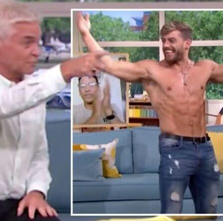 Phillip Schofield et Holly Willoughby se sont arrêtés dans les pistes alors que l'invité se déshabille: "Attendez!"