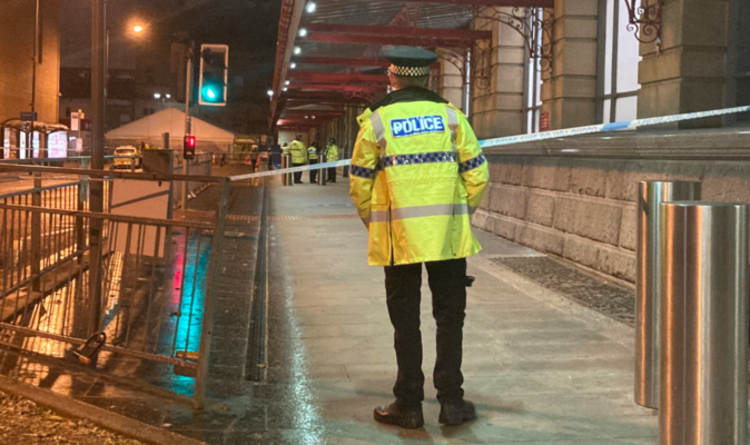Poignardage à Manchester: présence policière importante après qu'un garçon de 17 ans ait été blessé à l'arrêt de tramway Victoria