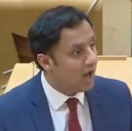 « Pourquoi ça va ? » Sturgeon critiqué pour avoir rouvert la Fanzone malgré le retard de verrouillage de Covid