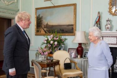 Regarde au loin, Meghan !  Embarras alors que la reine quitte la duchesse de la table des portraits de la famille royale