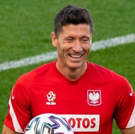 Robert Lewandowski "a des offres pour Man Utd et Chelsea" alors que la star du Bayern Munich est ouverte à la sortie