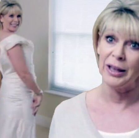 Ruth Langsford aborde la prise de poids alors qu'elle réessaye de porter sa robe de mariée: "J'en ai marre"