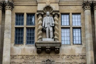 Statue de Cecil Rhodes : indignation alors que 150 universitaires d'Oxford refusent d'enseigner au milieu d'une rangée de statues