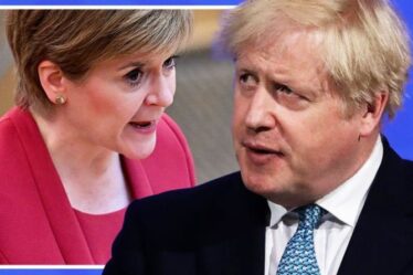 Sturgeon prêt pour une épreuve de force urgente avec Boris DEMAIN alors que les dirigeants se battent contre la rangée de verrouillage au Royaume-Uni