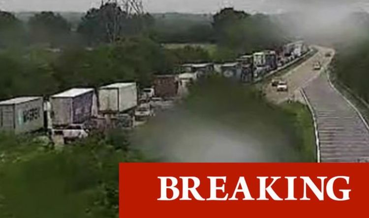 Trafic A12 le plus récent: A12 fermé après un incident grave - Les services d'urgence se précipitent dans l'Essex