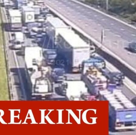 Trafic M25 en dernier: M25 fermé dans les deux sens après un crash - services d'urgence sur place