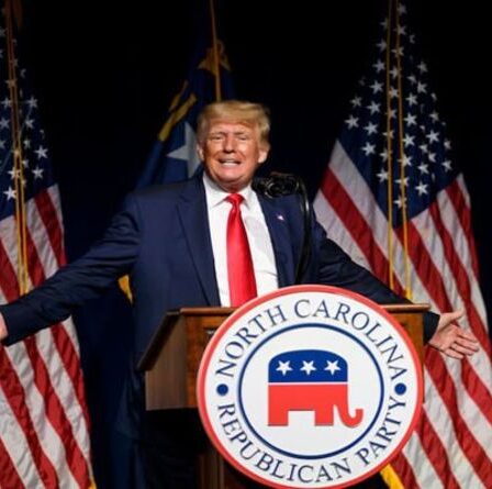 Trump "honteux et embarrassant" critique Biden pour "s'être incliné" devant la Chine alors qu'il menace de revenir