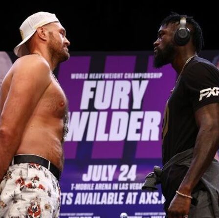 Tyson Fury se moque du « poney à un tour » Deontay Wilder avant un regard tendu de cinq minutes