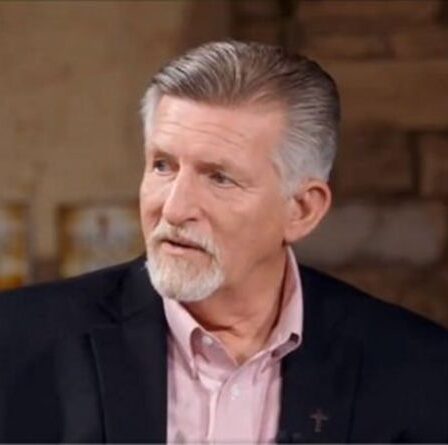 Un anti-vaxxer gravement malade de Covid après avoir affirmé que les jabs tueraient des «personnes stupides»