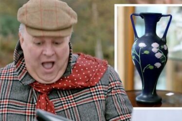 Un expert en antiquités sur Road Trip abasourdi alors que le petit vase se vend six fois son estimation