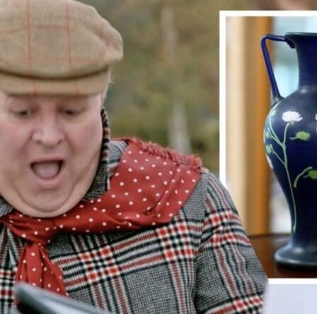 Un expert en antiquités sur Road Trip abasourdi alors que le petit vase se vend six fois son estimation