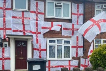 Un fan de l'Euro 2020 menacé après avoir recouvert sa maison de drapeaux anglais - "Je ne suis pas un hooligan"