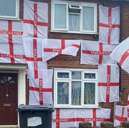 Un fan de l'Euro 2020 menacé après avoir recouvert sa maison de drapeaux anglais - "Je ne suis pas un hooligan"