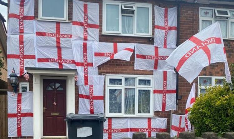 Un fan de l'Euro 2020 menacé après avoir recouvert sa maison de drapeaux anglais - "Je ne suis pas un hooligan"