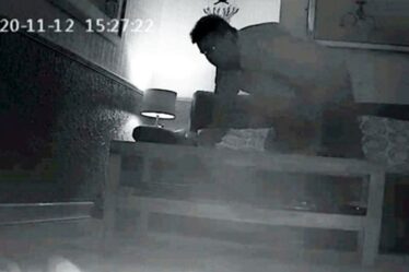 Un harceleur effrayant filmé en train de planter des appareils d'écoute dans la maison d'une femme