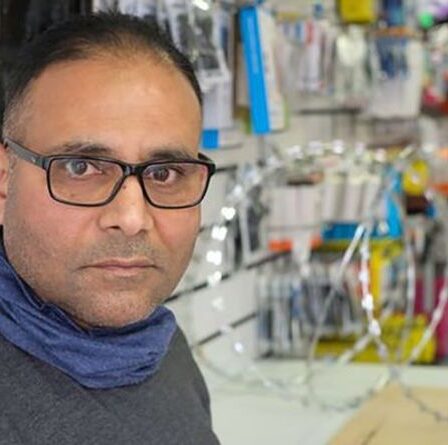 Un homme d'affaires désespéré qui en a marre des cambriolages remplit le magasin de fil de rasoir