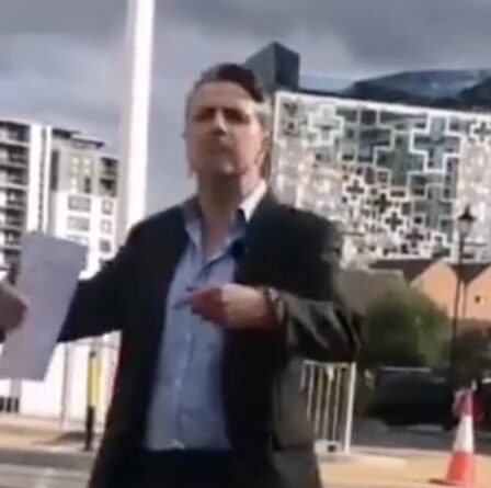 Un journaliste d'ITV News s'en prend aux chahuteurs dans une diatribe grossière - "Je vais te défoncer !"