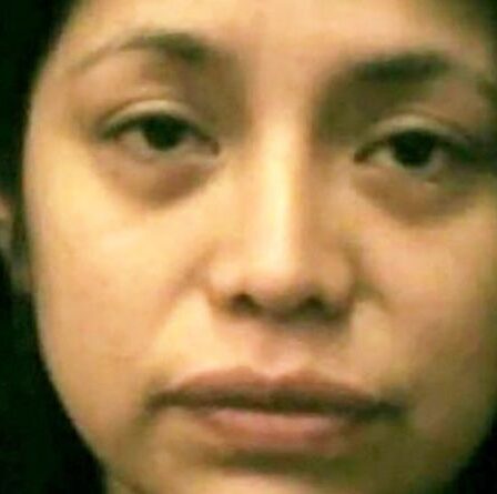 Une femme riante a jeté de l'huile bouillante sur son mari et l'a battu avec une bouteille de Prosecco