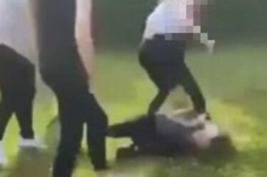 Une fille sans défense de 13 ans et une femme de 31 ans brutalement attaquées par une bande de voyous dans une vidéo d'horreur